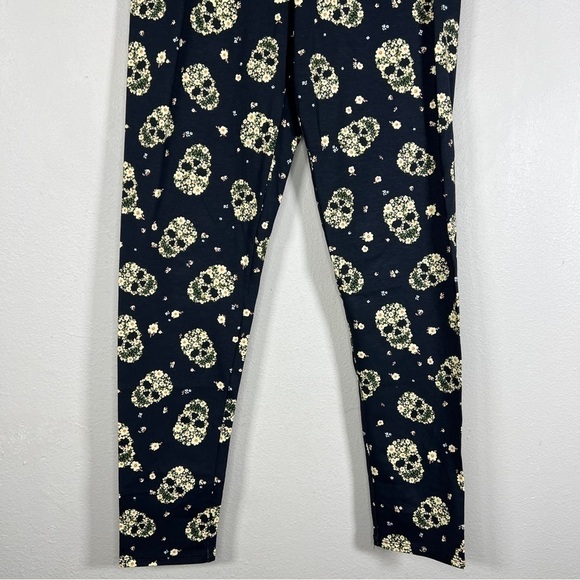 NEW BLACK FLORAL SKULL PRINT MEDIUM ANKLE LEGGINGS NO BOUNDARIES  STRETCH - Picture 3 of 11